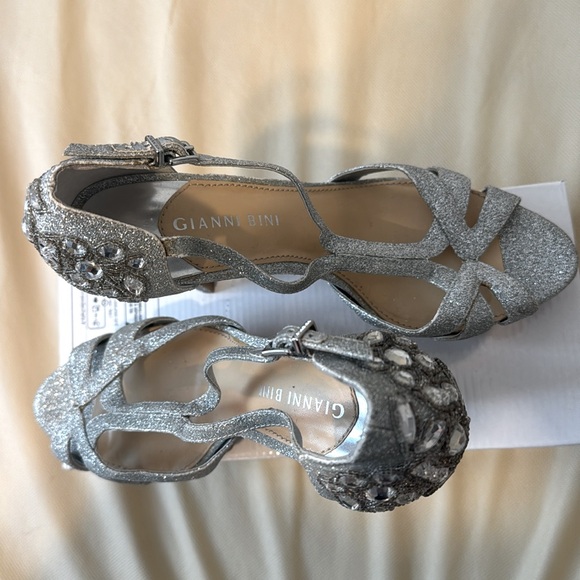 Silver high heels with sequins - Picture 4 of 5